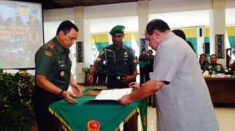 TNI di Papua Berbagi Cangkul dengan Petani
