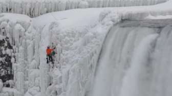 VIDEO: Cuma 'Orang Gila' Kayak Gini yang Nekat Panjat Niagara