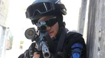 Kisah Polisi Perempuan Penjinak Bom