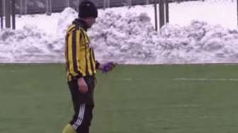 VIDEO: Wah, Lagi Tanding Bola Pemain Ini Malah Angkat Telepon