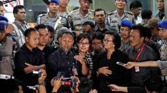 Wakil Ketua KPK Bambang Widjojanto (BW) bersama tim pengacaranya, seusai diperiksa tim penyidik Bareskrim Polri, Jakarta, Selasa (3/2/2015) malam. [Suara.com/Kurniawan Mas'ud]