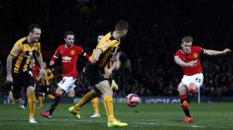 Pemain Manchester United James Wilson melepaskan tendangan guna menjebol gawang Cambridge United  di Old Trafford. REUTERS/Phil Noble