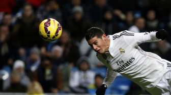 Pemain Real Madrid James Rodriguez menjebol gawang Sevilla lewat sundulannya di Santiago Bernabeu. REUTERS/Susana Vera