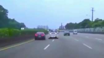 VIDEO: Ferarri Ugal-ugalan Sebabkan Kecelakaan di Jalan Tol