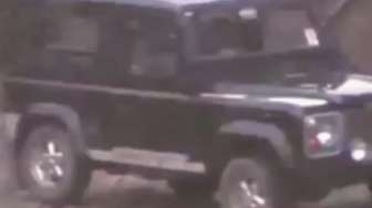 VIDEO: Telat Sedetik, Land Rover Ini Pasti Lebur Ditabrak Kereta