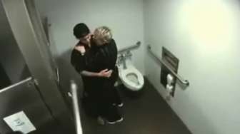 VIDEO: Wah, Justin Bieber dan Ellen Degeneres 'Indehoi' di Toilet