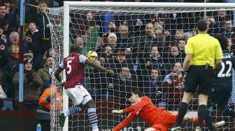 Pemain Aston Villa Jores Okore mencetak gol ke gawang Chelsea. REUTERS/Darren Staples