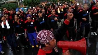 Ratusan anggota Federasi Serikat Pekerja Metal Indonesia (FSPMI) melakukan aksi massa mendukung KPK, di ajang Car Free Fay (CFD), di Bunderan HI, Jakarta, Minggu (8/2/2015). [Suara.com/Kurniawan Mas'ud]