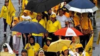 Ketua Umum Partai Golkar Aburizal Bakrie didampingi Fadel Muhammad, mengikuti jalan santai bersama puluhan kader perempuan Golkar di ajang CFD di Bunderan HI, Jakarta, Minggu (8/2/2015). [Suara.com/Kurniawan Mas'ud]