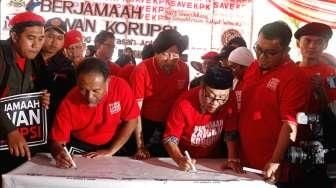 Bambang Widjojanto bersama Dahnil Simanjuntak (Pemuda Muhammadiyah), Ade Irawan (ICW), HS Dillon dan lain-lain, mengikuti deklarasi 'Berjamaah Lawan Korupsi' di Jakarta, Minggu (8/2/2015). [Suara.com/Kurniawan Mas'ud]