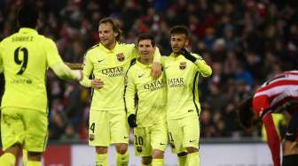 Luis Suarez, Ivan Rakitic, Lionel Messi dan Neymar merayakan gol ke gawang Athletic Bilbao di San Mames. REUTERS/Vincent West