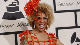 Nyaris Bugil, Penyanyi Ini Raih "Worst Dressed" di Grammy Awards