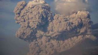 Abu Vulkanik Letusan Gunung Sinabung Selimuti Aceh Selatan