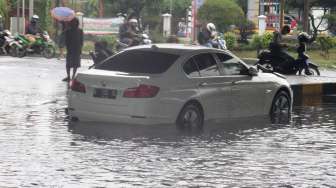 Terendam Banjir di Tengah Jalan, Mobil Mewah Ditinggal Pemiliknya