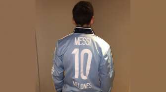 Lionel Messi Pamer "Jersey" Baru