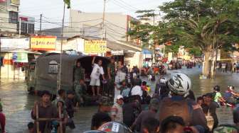 3 Truk TNI AD Beraksi di Banjir Ciledug Indah Tangerang