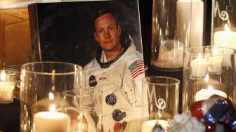 "Benda-benda Bulan" Ditemukan dalam Lemari Neil Armstrong