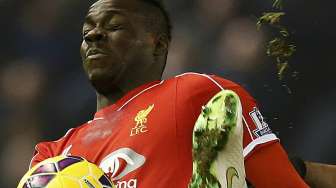 Striker Liverpool Mario Balotelli dilanggar pemain Tottenham Hotspur Mousa Dembele (tidak terlihat), (11/2).  REUTERS/Phil Noble