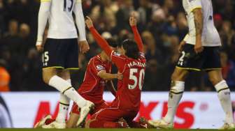 Pemain Liverpool Lazar Markovic (kedua dari kanan) merayakan golnya ke gawang Tottenham Hotspur bersama Philippe Coutinho.  REUTERS/Phil Noble.