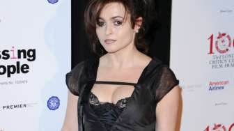 Helena Bonham Carter Berniat Bugil di Emmy Awards 2020