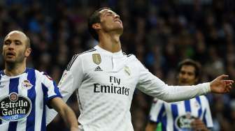 Begini reaksi bintang Real Madrid Cristiano Ronaldo (tengah) setelah gagal mencetak gol ke gawang di Santiago Bernabeu. REUTERS/Susana Vera