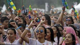 Ratusan muda-mudi mengikuti Festival Holi Color di Jakarta, Minggu (15/2/2015). Festival ini digelar sebagai bagian dari perayaan Hari Valentine (Suara.com/Kurniawan Mas'ud).