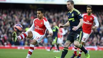 Pemain Arsenal Alexis Sanchez (kiri) mengontrol bola saat menghadapi Middlesbrough di Piala FA (15/2) [Reuters/Dylan Martinez]