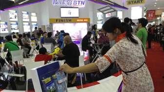 Pengunjung tampak memadati area pameran Indonesia Property Expo 2015, di Hall A Jakarta Convention Centre (JCC), Senayan, Jakarta, Minggu (15/2/2015). [Suara.com/Kurniawan Mas'ud]