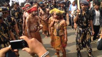 Makna Tarian Papua di Balik Sidang Praperadilan