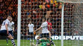 Pemain MU Marouane Fellaini mencetak gol ke gawang Preston (17/2) [Reuters/Carl Recine]