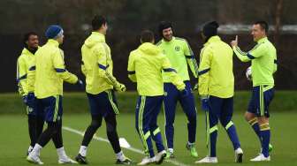 Kapten Chelsea John Terry berbicara dengan rekan setimnya saat memulai sesi latihan sebelum menghadapi Paris St Germain. Reuters/Tony O'Brien Livepic.