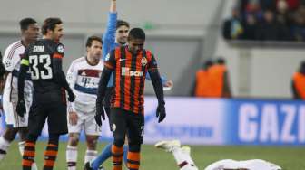 Wasit Alberto Undiano Mallenco memberi kartu kuning bagi pemain Shaktar Douglas Costa usai melanggar pemain Bayern Franck Ribery (18/2) [Reuters/Valentyn Ogirenko]