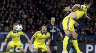 Edinson Cavani mencetak gol ke gawang Chelsea (18/2) [Reuters/Philippe Wojazer]