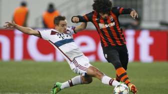 Pemain Shakhtar Donetsk Taison (kanan) membawa bola dan coba direbut pemain Bayern Munich Rafinha. REUTERS/Valentyn Ogirenko