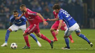 Pemain Schalke Roman Neustaeder (kanan) mencoba menghentikan laju pemain Madrid Karim Benzema (19/2) [Reuters/Wolfgang Rattay]