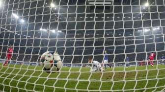 Penjagawa gawang Schalke Timon Wellenreuther gagal menyelamatkan gawangnya dari sepakan Marcelo (19/2) [Reuters/Ina Fassbender]