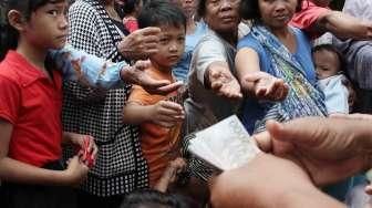 Bagikan Angpao Imlek