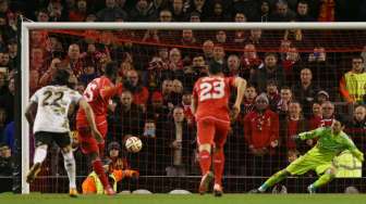 Striker Liverpool Mario Balotelli mencetak gol ke gawang Besiktas dari titik penalti di Anfield. Reuters / Lee Smith Livepic