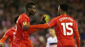 Striker Liverpool Mario Balotelli sedang berbicara dengan Daniel Sturridge. Reuters / Lee Smith Livepic