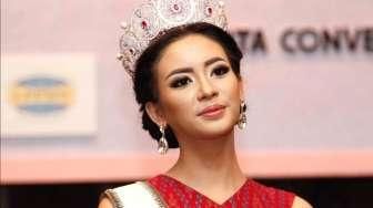 Jumpa pers Yayasan Puteri Indonesia, bersama Miss Universe 2014 Paulina Vega dan Puteri Indonesia 2014 Elvira Devinamira, jelang final Puteri Indonesia 2015 di Jakarta, Jumat (20/2/2015) malam. [Suara.com/Kurniawan Mas'ud]