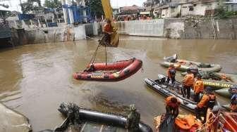 Pembersihan Sampah di Kali Ciliwung