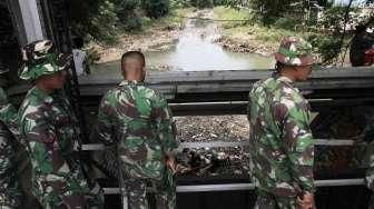 Pembersihan Sampah di Kali Ciliwung