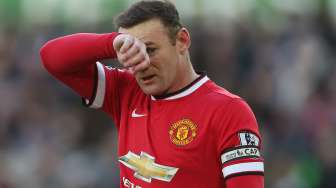 Kapten Manchester United Wayne Rooney tampak kecewa setelah skuatnya kalah dari Swansea City di Liberty Stadium. Reuters / Matthew Childs Livepic