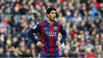 Striker Barcelona Luis Suarez juga tampak kecewa dengan kekalahan skuatnya atas Malaga di Camp Nou (21/2). REUTERS/Albert Gea