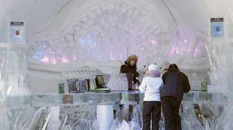 Hotel de Glace, hotel berinterior serba es yang memiliki suhu minus 4 derajat Celsius. (Reuters/Mathieu Belanger)