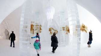 Hotel de Glace, hotel berinterior serba es yang memiliki suhu minus 4 derajat Celsius. (Reuters/Mathieu Belanger)