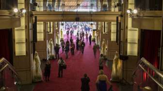 Persiapan di Dolby Theater, Los Angeles, California, jelang digelarnya Academy Awards ke-87, (21/2). (Reuters/Robert Galbraith)