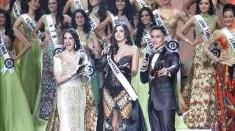 Miss Universe 2014, Paulina Vega, tampil cantik dengan busana khusus, saat menghadiri Malam Puncak Puteri Indonesia 2015, di Jakarta Convention Center (JCC), Jakarta, Jumat (20/2/2015). [Suara.com/Kurniawan Mas'ud]