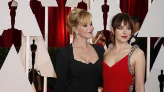 Dakota Johnson Tampil Seksi dengan Gaun Merah Menyala