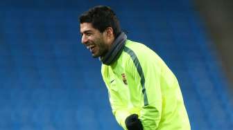 Striker Barcelona Luis Suarez saat menjalani sesi latihan di Etihad Stadium, Manchester (23/2). Reuters / Carl Recine Livepic (23/2).